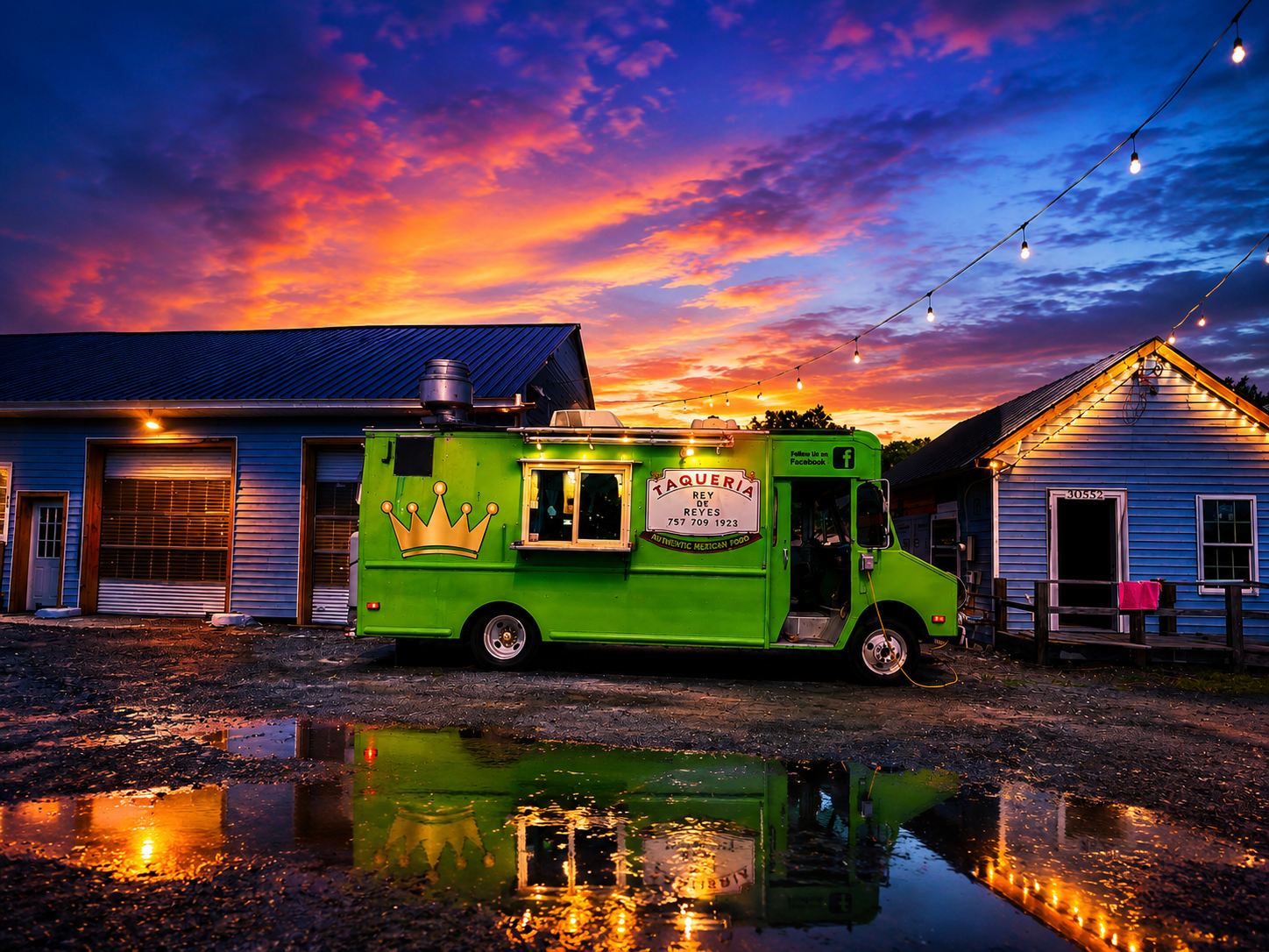 Taquería Rey de Reyes food truck with a golden crown